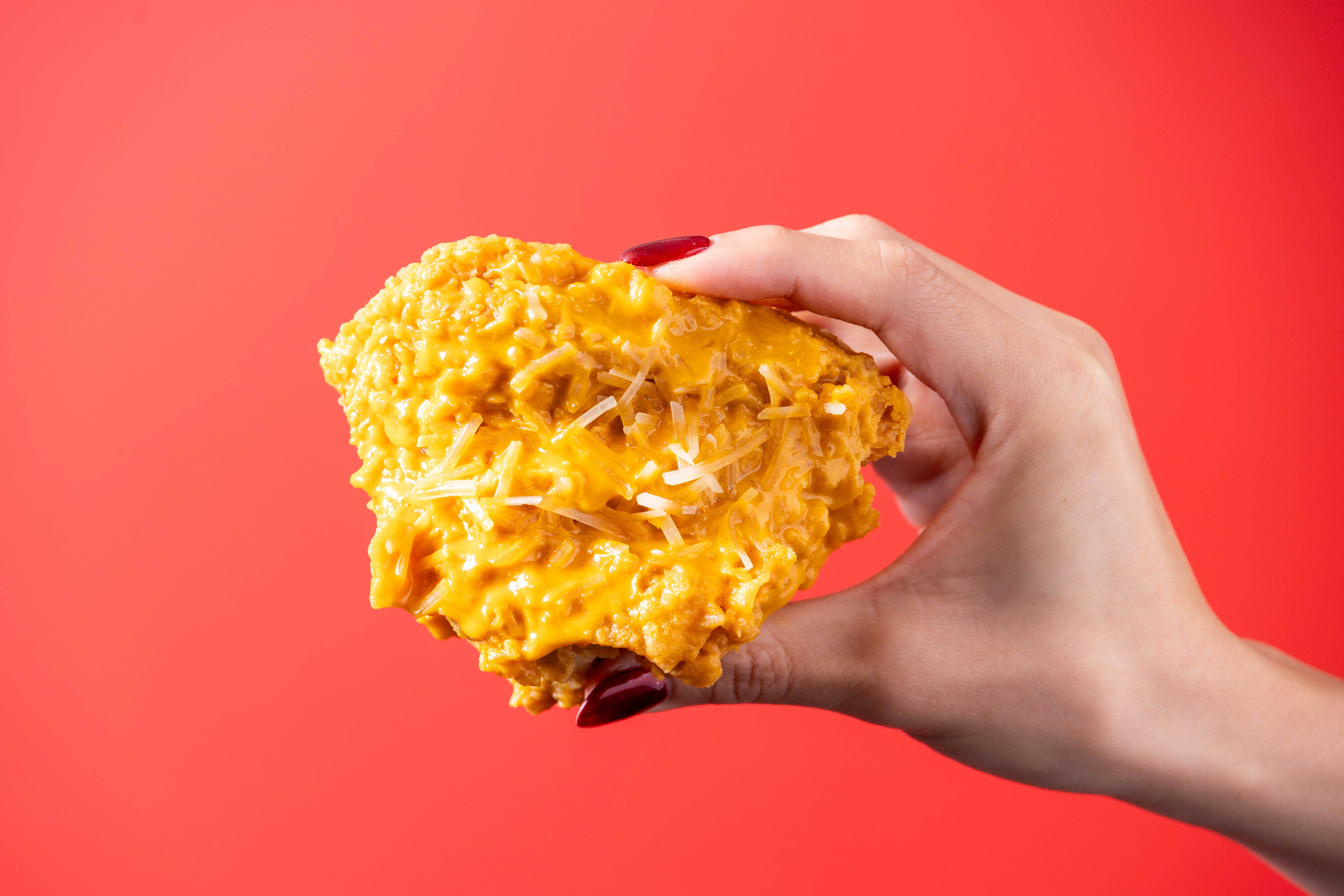 【新聞圖說二】「富貴金沙起司脆雞」，將極致美味與「招財開運」完美結合，打造出最具節慶感的金色饗宴。採用獨家工法鎖住鮮嫩肉汁，讓外皮達到極致酥脆，第一口咬下的清脆聲響，猶如開啟新年財庫的開運密碼。