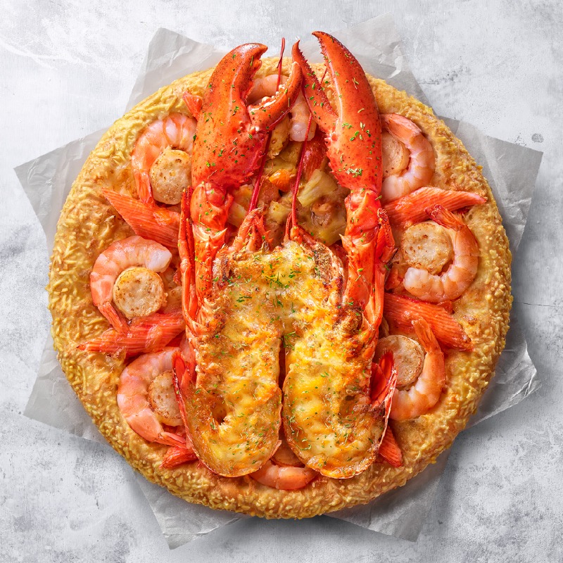 超夯話題速食新品！必勝客「波士頓龍蝦披薩」澎派回歸，麥當勞「12生肖公仔」必收藏