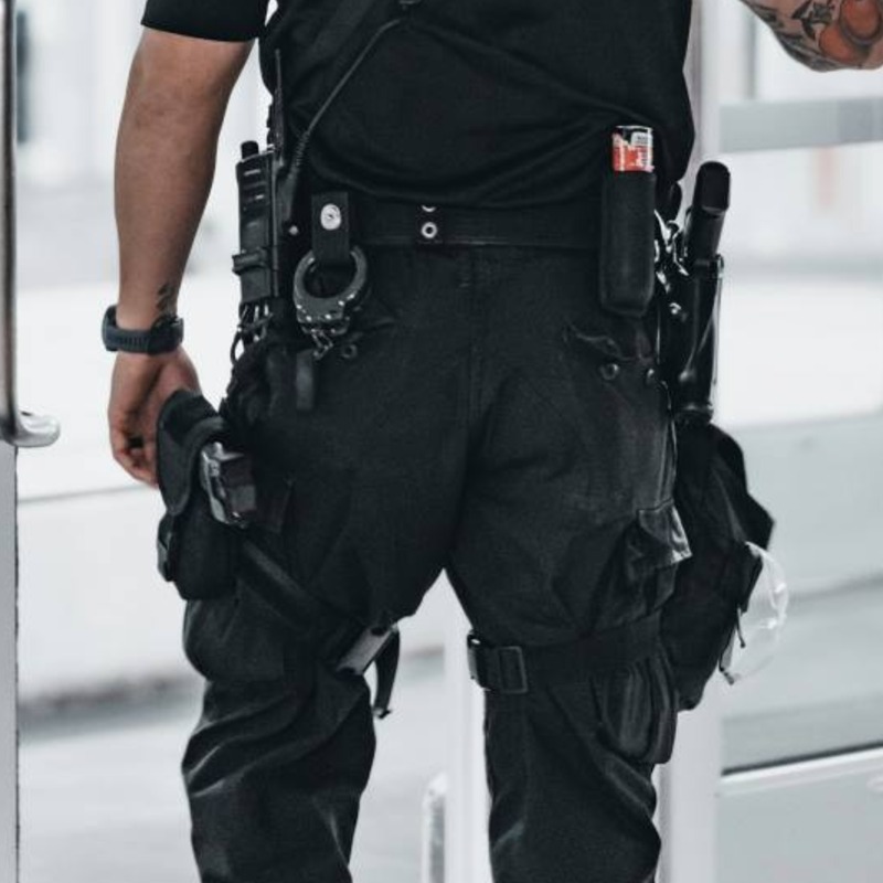 天菜3帥警「只穿內褲」！臥底扮客潛入男模會館，負責人下場曝光