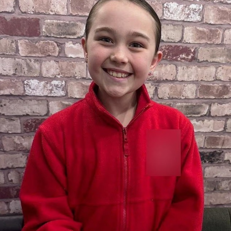 9歲女孩海邊撿「比地球還古老」45億年前隕石！家人支持：放下手機去探險