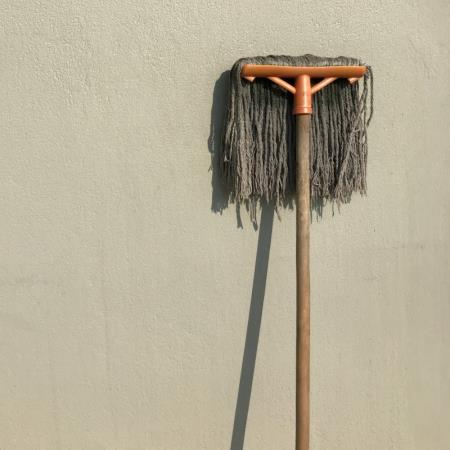 舊拖把可回收?環保局提醒「丟錯罰6000」,「長柄掃具」免費清方式曝光