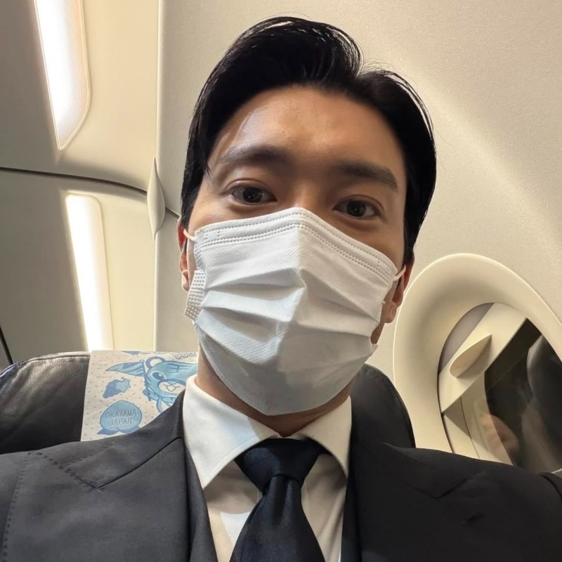 崔始源挺具俊曄快閃台灣！為「這間咖啡店」錯過班機改搭廉航