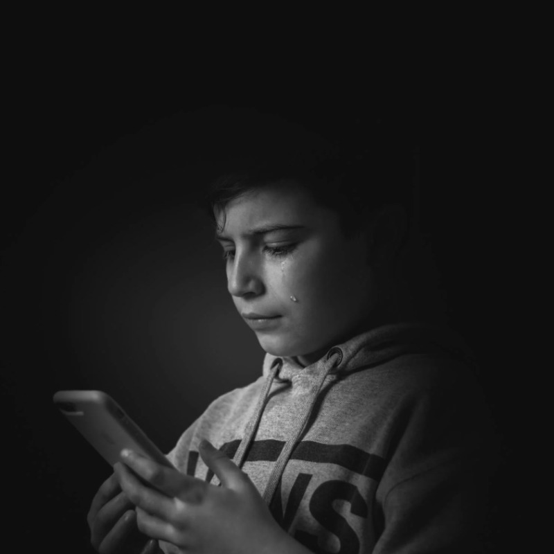 12歲就拿手機風險更高？美國萬人研究揭：憂鬱、肥胖、失眠全上升