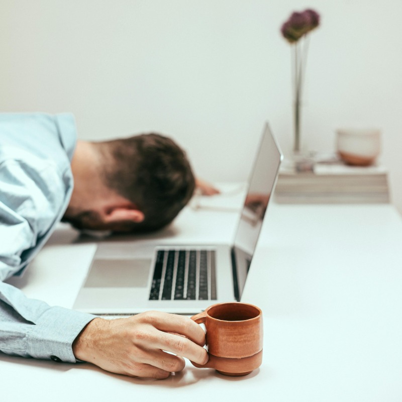 每天都覺得很累？醫師揭10大「職業倦怠」身心求救訊號！