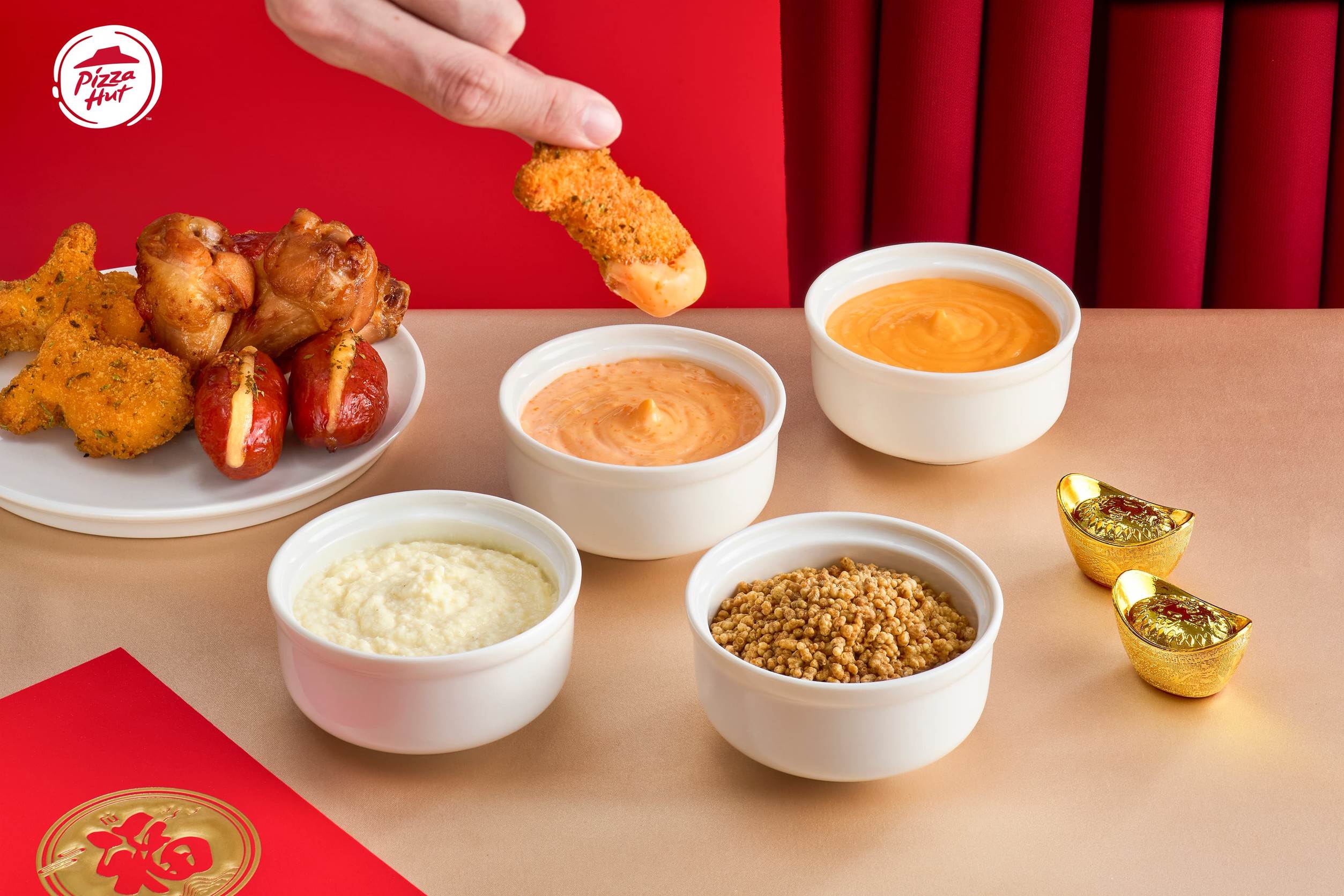 圖2：必勝客春節限定「一公尺派對盒 好運醬淋」加入明太子醬、義式白醬、切達起司醬及