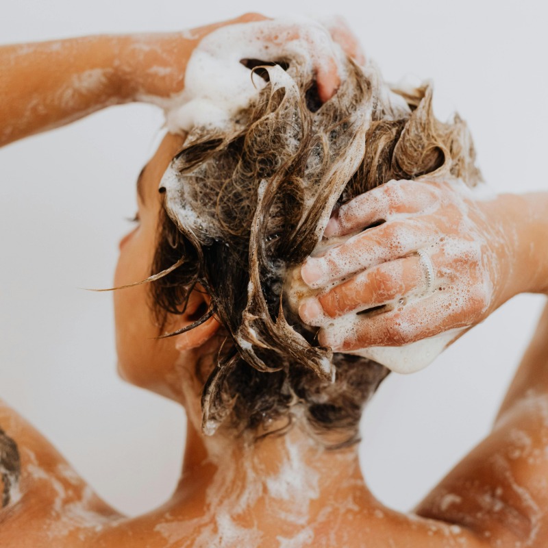 錯誤洗頭加速長白髮！專家公開正確洗髮步驟「一定要洗2遍」，水溫、手法超重要