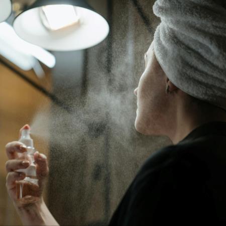 22歲女主播「一天噴兩次定妝噴霧」竟罹間質性肺炎