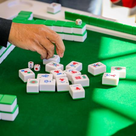 春節瘋麻將、桌遊別拚過頭！醫師揭「久坐3大地雷」4招伸展＋不憋尿保平安