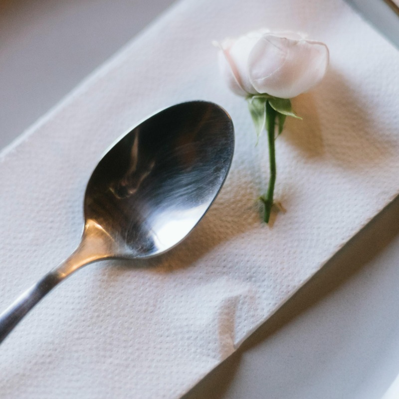 湯匙在胃裡攪拌？28歲女子被狗嚇到，誤吞17公分湯匙