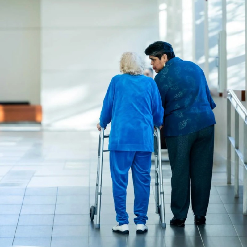 催淚真相！老人沒失禁卻滿身「尿騷味」醫揭「味道來源」女兒淚崩