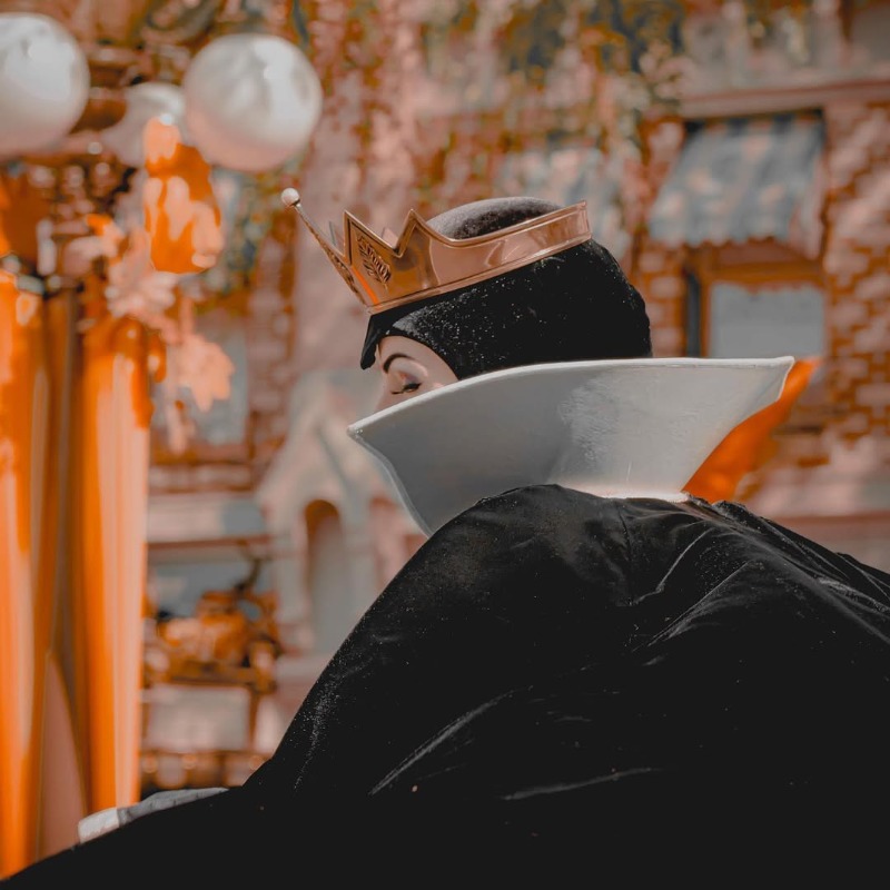 太紅遭嫉妒？迪士尼壞皇后被解僱！本尊親曝原因：只因一句話