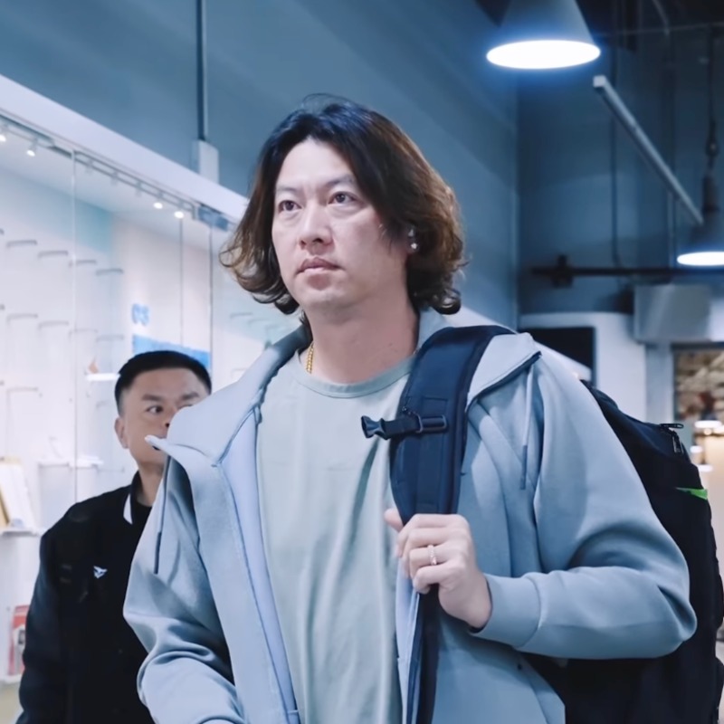 棒球場驚見「野生希澈」？王建民撞臉金希澈掀熱議，連AI都認錯！