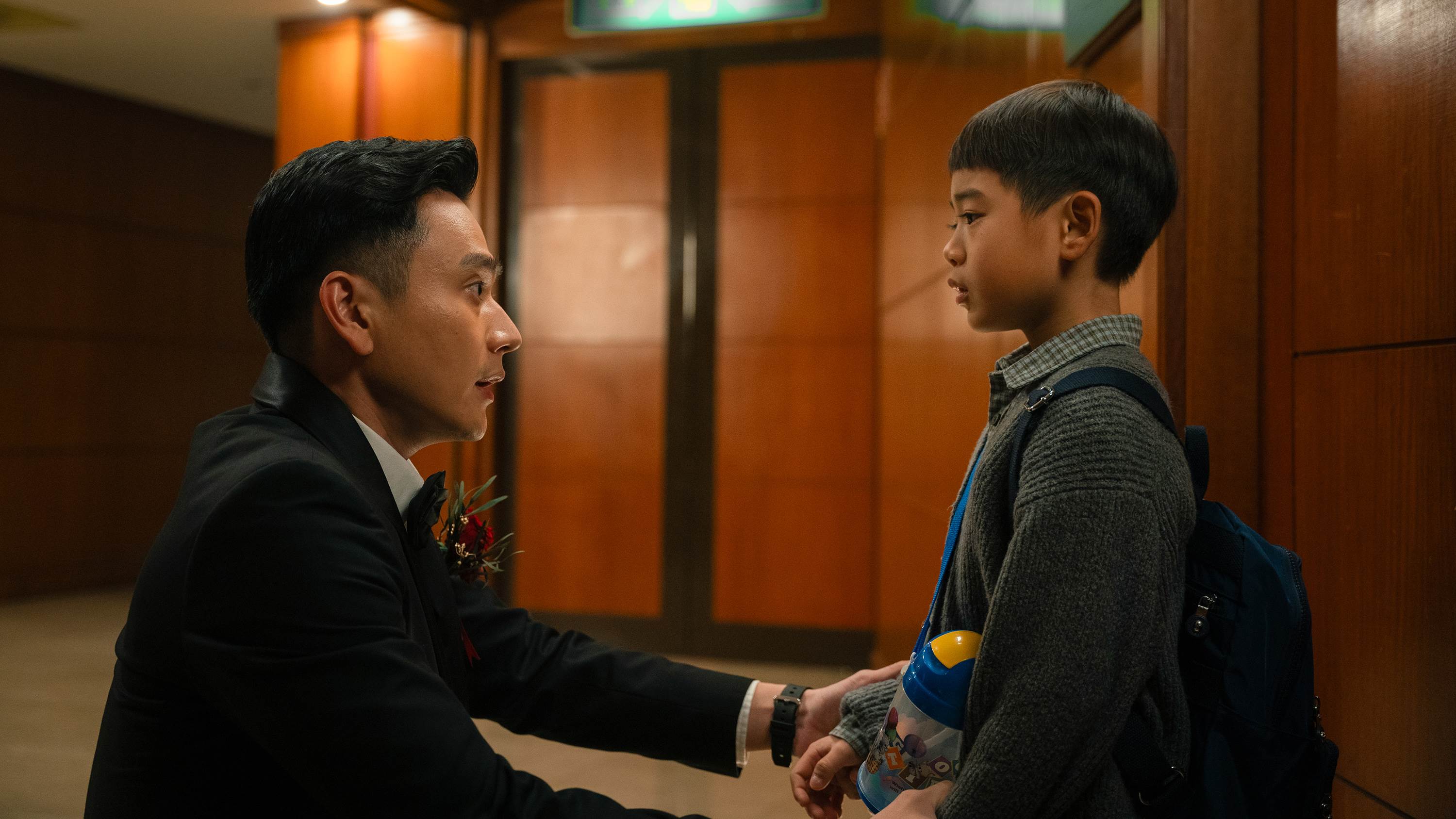 〈輕輕放下〉中巧妙運用「你」、「我」來象徵童年與成年的自己對話