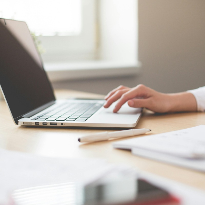 年後同事反常狂做「1舉動」！網掀共鳴：真的要血流成河