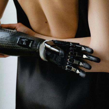 AI報告預言「人類失去價值」嚇壞美股！資訊戰內幕曝光掀議