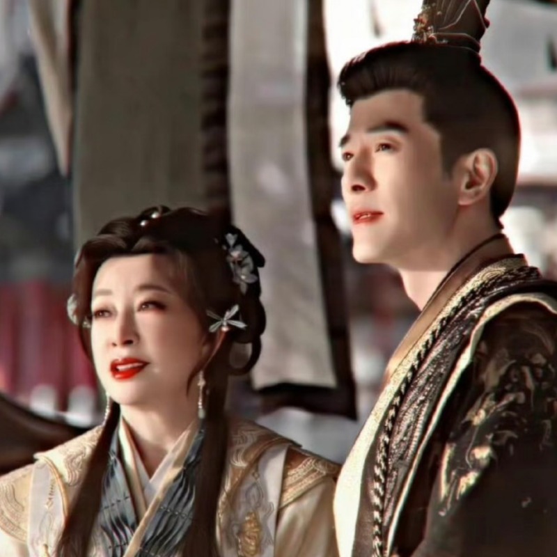 75歲劉曉慶短劇「演少女」激吻小30歲男星「工傷」留言風波延燒、她高EQ回一句