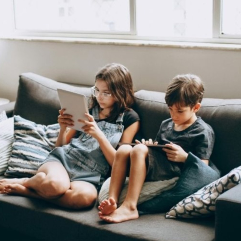 當小孩吵著要手機，父母的這5種回應比「直接拒絕」更好