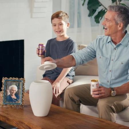 會唱歌的骨灰罈暴紅！Spotify聯名「藍牙骨灰罈音響」掀搶購潮，可設個人化永恆歌單