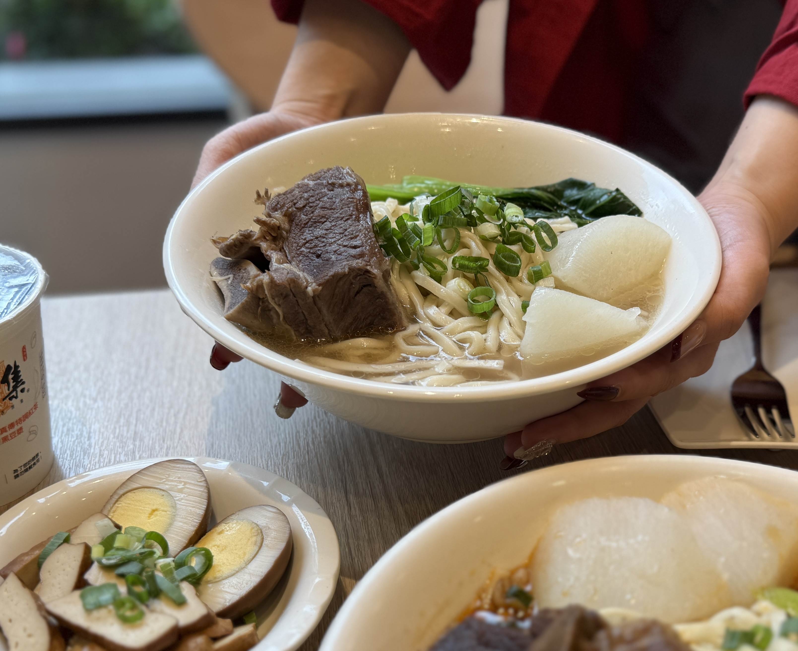 【新聞圖說一】八方雲集推出「美國帶骨牛小排麵」，搭配濃郁湯頭與Q彈麵條，展現全新_