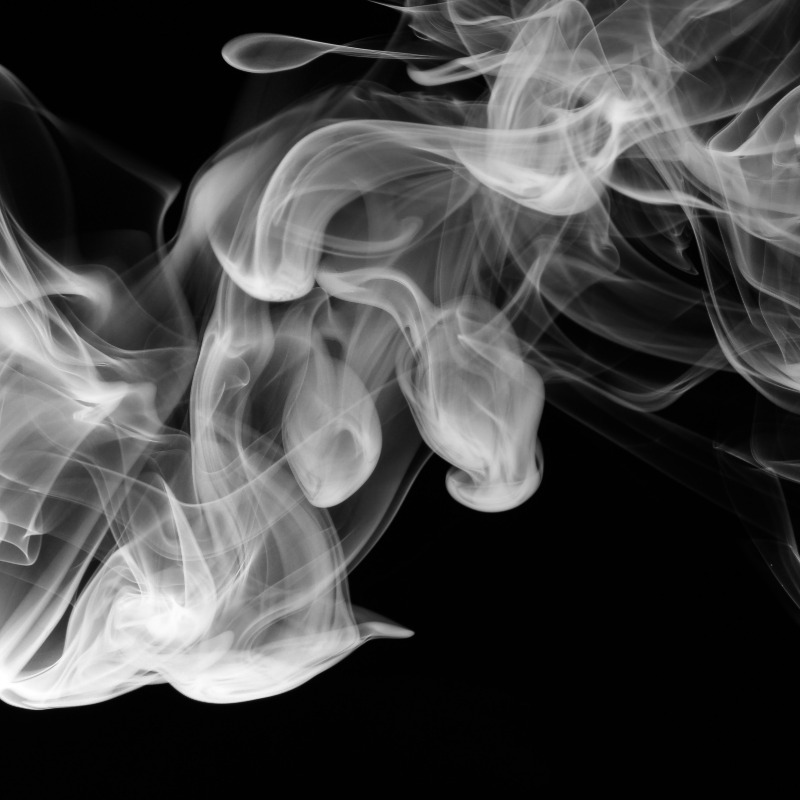 到陽台抽菸也沒用！醫示警「三手菸超黏毒性」飄數年，小孩照樣受害「罹癌機率增」