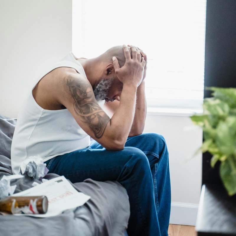 小弟弟腫到「走路會磨到」？年輕男嚇壞求醫！泌尿科醫揭真相：不是二次發育