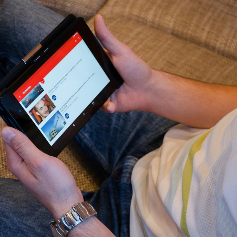 字看得見卻讀不懂！60歲主管嚇壞衝急診，一查竟是「腦中風」醫揭3大警訊