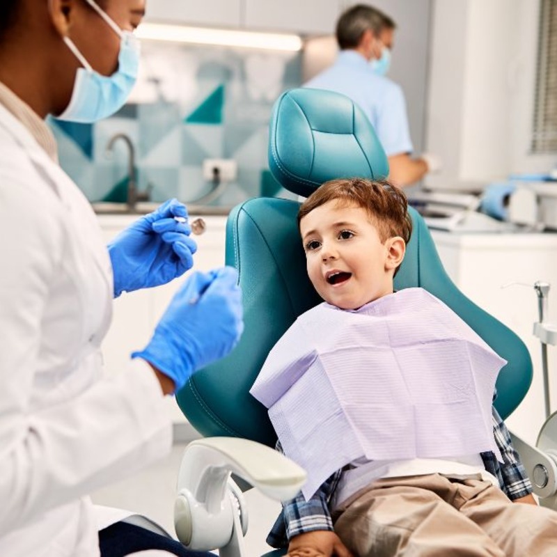 牙醫叔叔用「愛心手鍊＋耳語」安撫6歲女童？挨轟：這就是誘騙