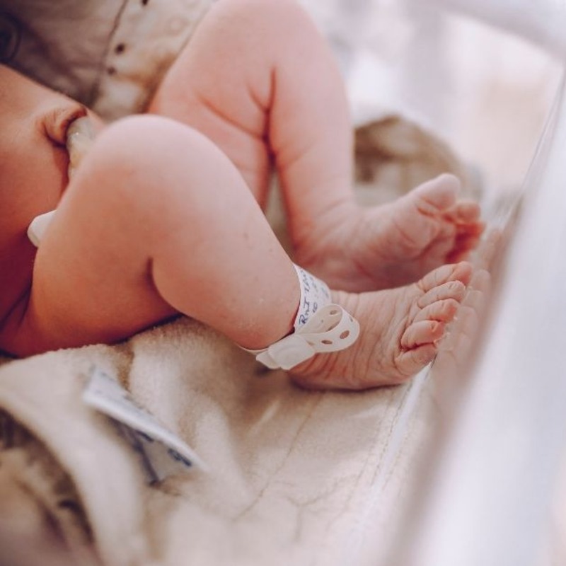 高風險孕婦求居家遭拒,導致胎兒早產僅活90分鐘!法院重判:原可避免