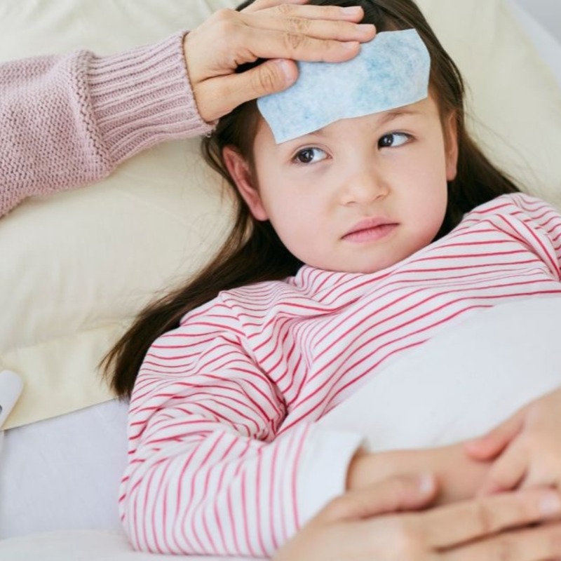 發燒後「眼神呆、沒反應」血氧只剩51%！父狂按喇叭飆急診，醫曝救命關鍵