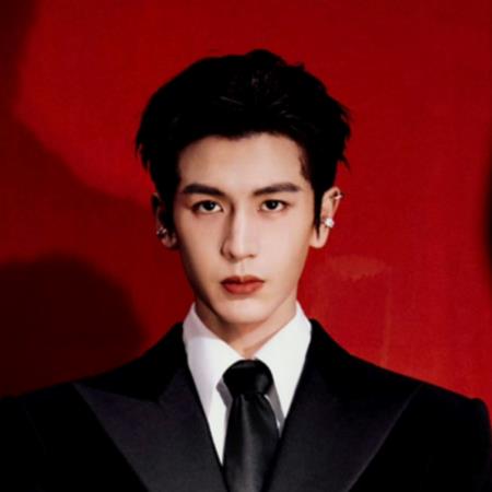 張凌赫學霸背景成「防早戀」課堂教材！《逐玉》粉底液將軍掀議