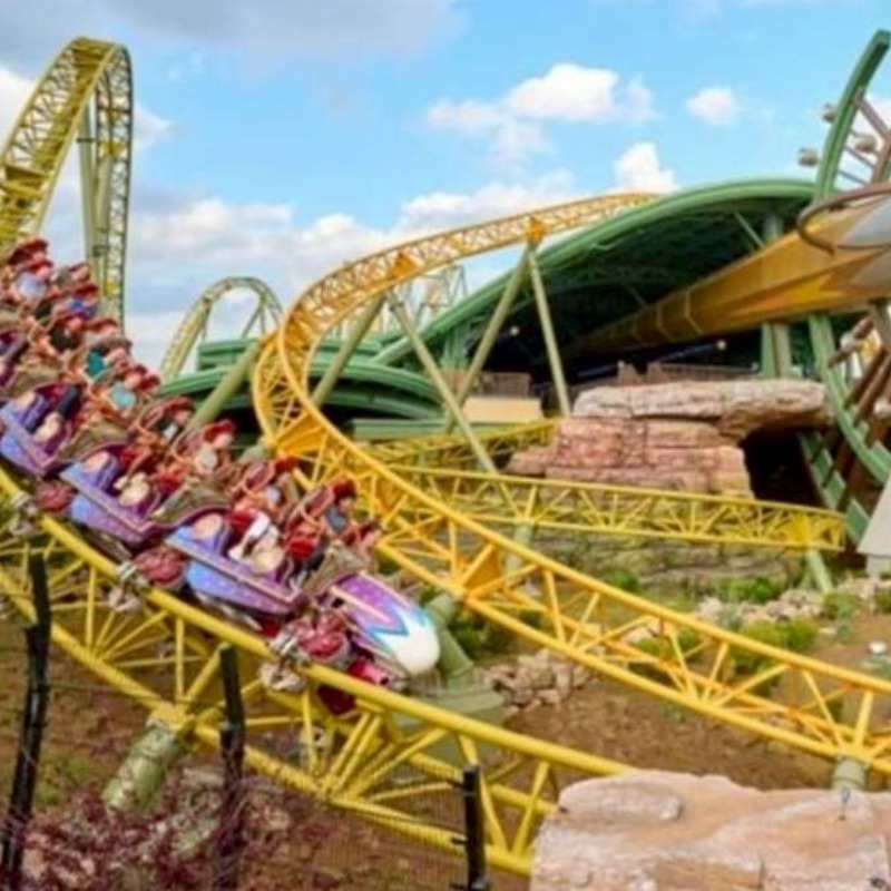 命喪環球影城！輪椅男搭雲霄飛車「被狂甩爆頭、大腿骨斷兩半」慘死，女友全程目睹崩潰