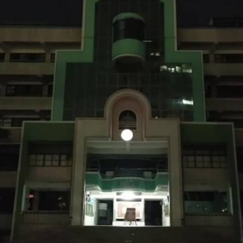 愚人節剛過！國小凌晨突狂播已故藝人這首歌，在無人校園迴盪超毛「居民嚇醒報警」