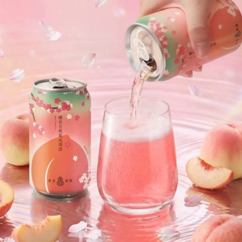 4月微醺這樣喝!臺虎「櫻花白桃氣泡調酒」,罐頭豬LuLu聯名梅酒