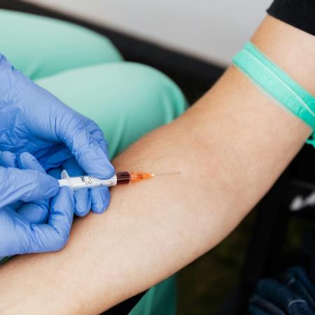 健身壯男突心肌梗塞倒地！醫揭臉上冒「2徵兆」＝壞膽固醇爆表