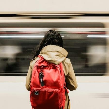 職場禮儀崩壞？通勤時遇同事要不要打招呼？Z世代答案超直白