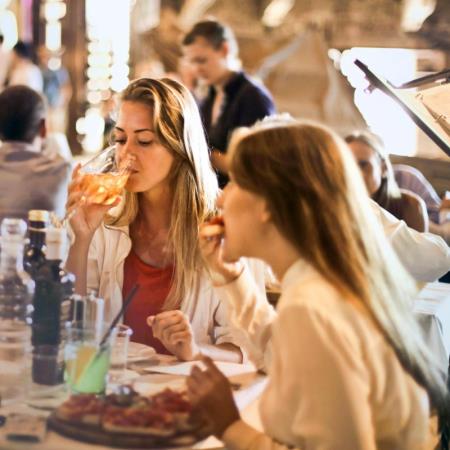 訂位不講總人數？「幾加幾」讓人霧煞煞，店員曝傻眼案例：來一隻狗