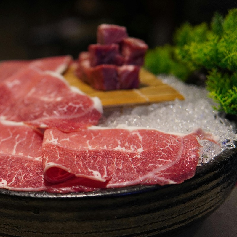 不是聞到臭酸才壞掉！「肉類解凍」9成人都做錯，30分鐘細菌狂飆