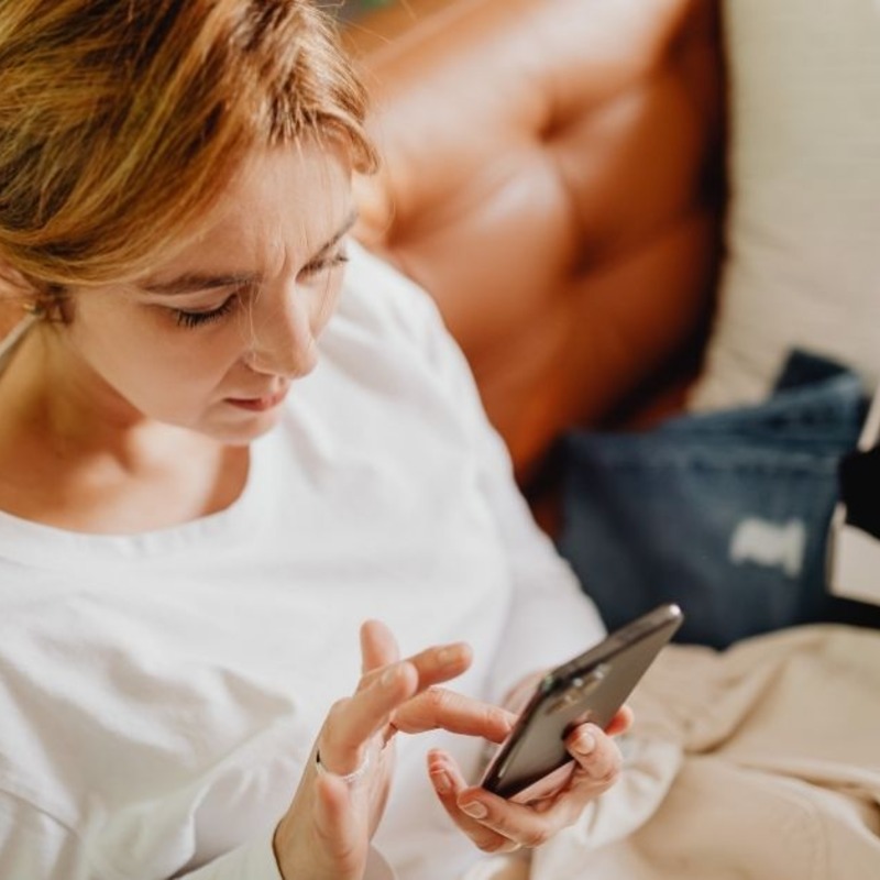 跟小孩手機成癮不同！手機對「這類人」更具毀滅性：直接陷入時間黑洞