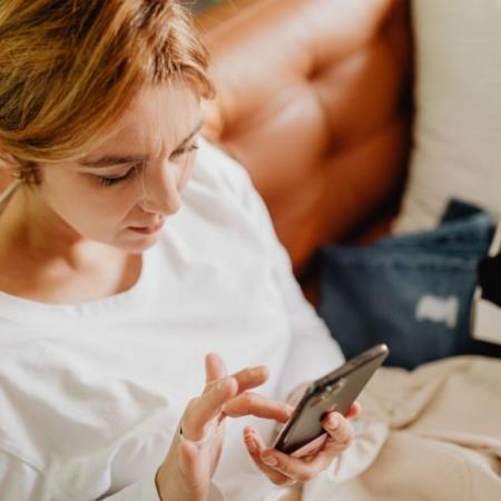 跟小孩手機成癮不同！手機對「這類人」更具毀滅性：直接陷入時間黑洞