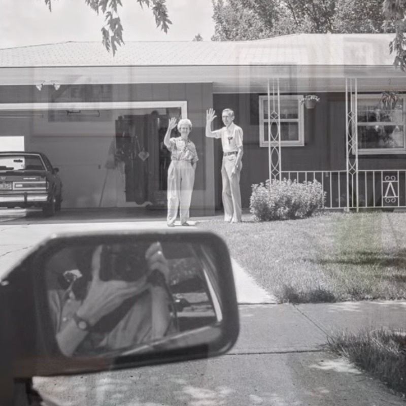 一張「父母揮手照」看哭全網！攝影師拍27年記錄時間殘酷