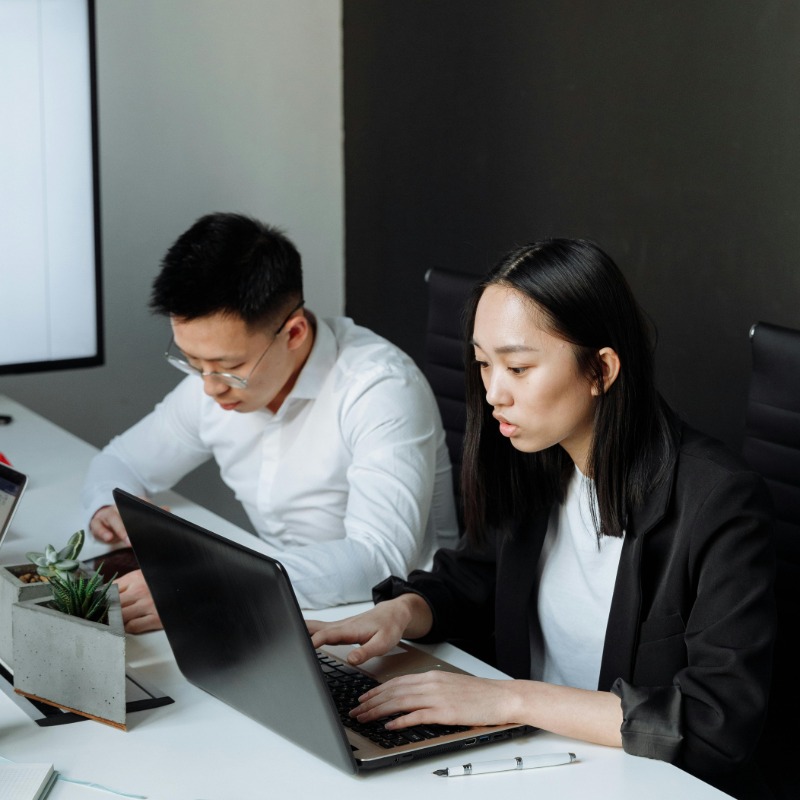 徵才寫「月休8天」違法？專家曝業者恐倒大楣，檢舉最高可罰100萬