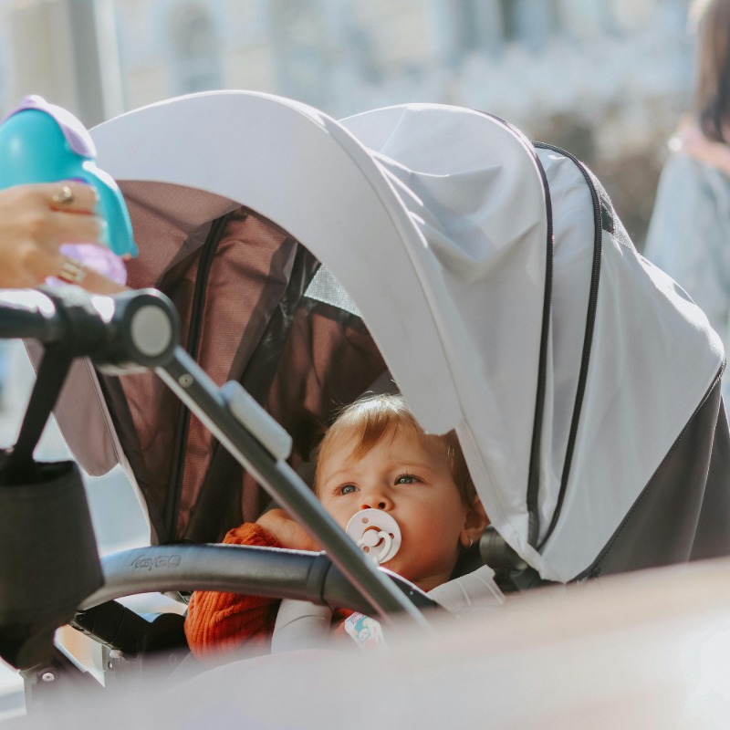 他推嬰兒車等電梯！韓國長輩「1暖心舉動」台旅客驚：看到小孩就會先讓