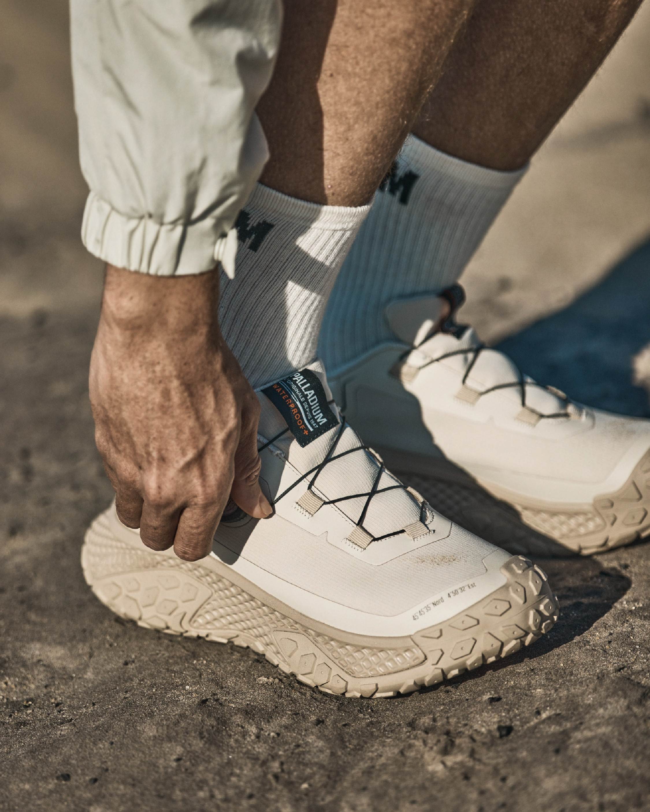 06.透過前轉收緊、後旋解鎖的直覺操作，單手即可精準調整鞋款的鬆緊度