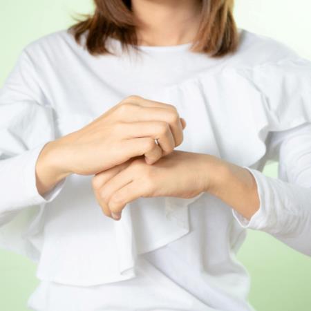 「捕蚊燈」體質解密！蚊子叮人不是看血型、體溫，而是這2條件