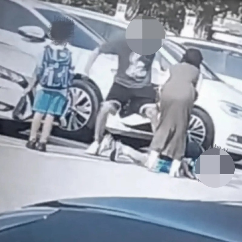 停車場爆疑似家暴！狠父失控「推倒再狠踹」幼童，畫面曝光網炸鍋