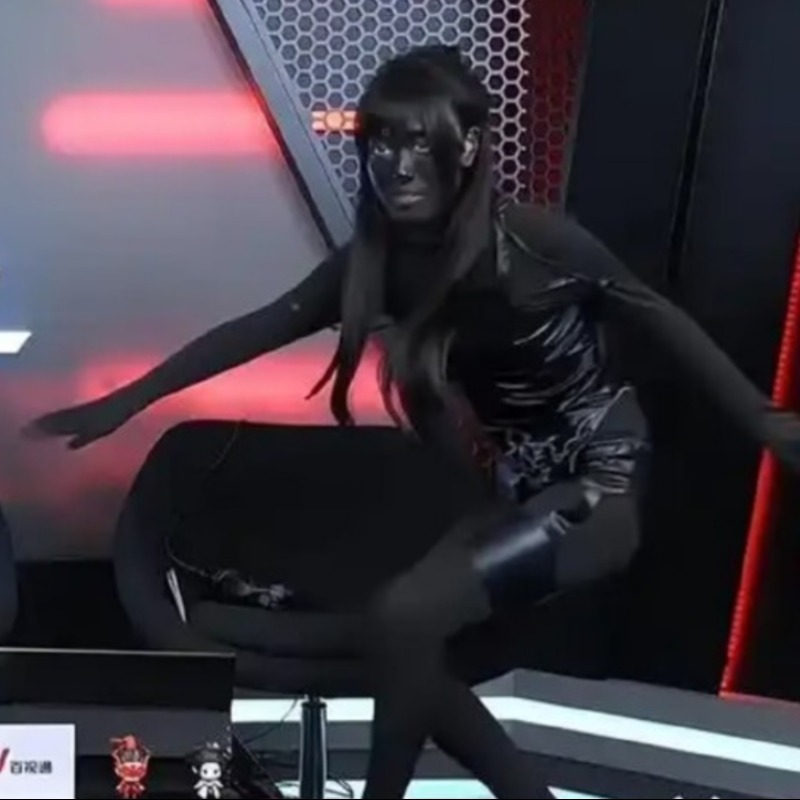 女賽評遭批穿太露！她乾脆出怪招「全身塗黑」反擊，網笑翻：太高招