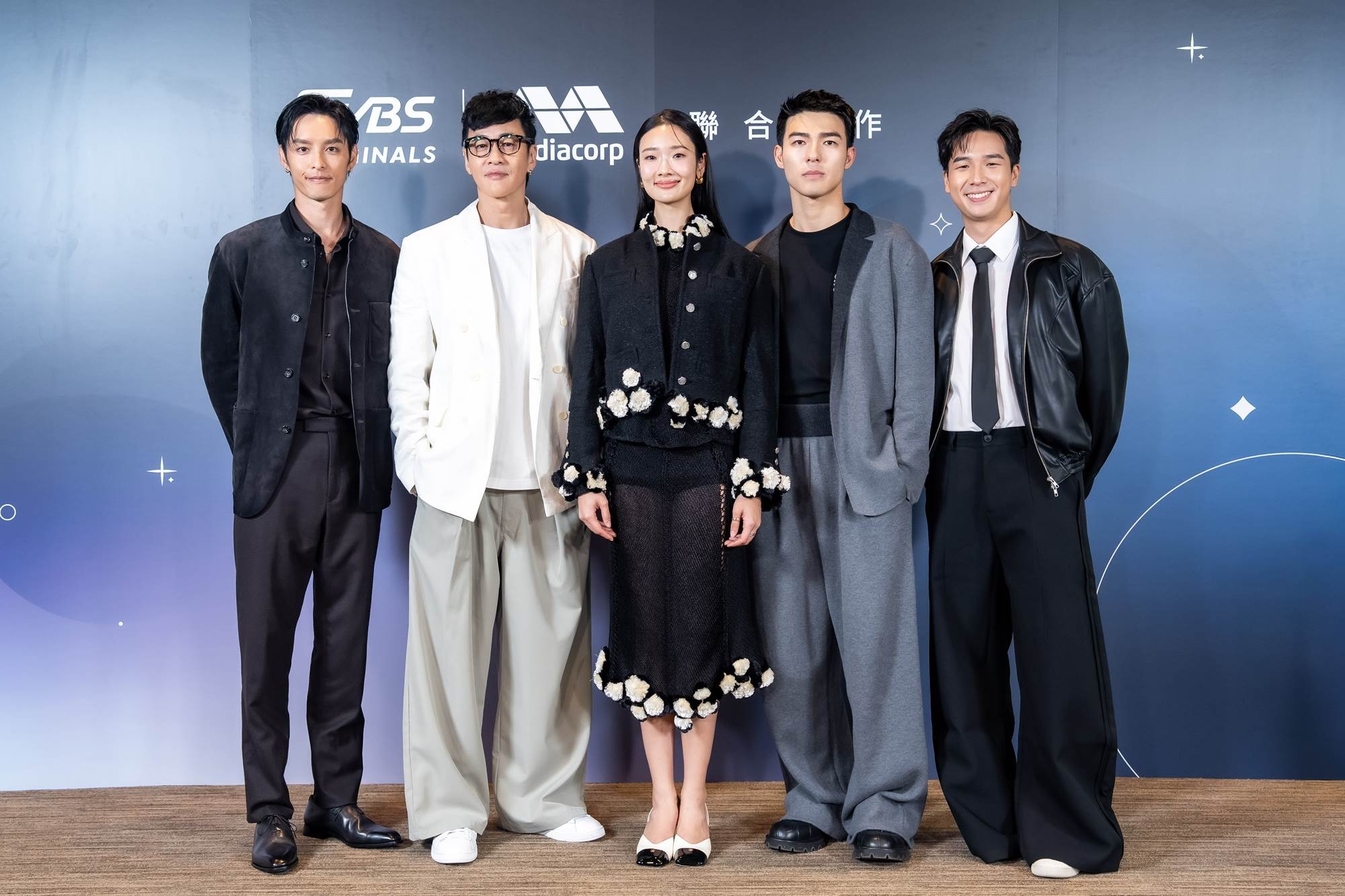 曹佑寧(左起)、導演何潤東、Aokbab茱蒂蒙、陳昊森及蔡程俊出席《對你心動的預言》聯訪。圖／TVBS