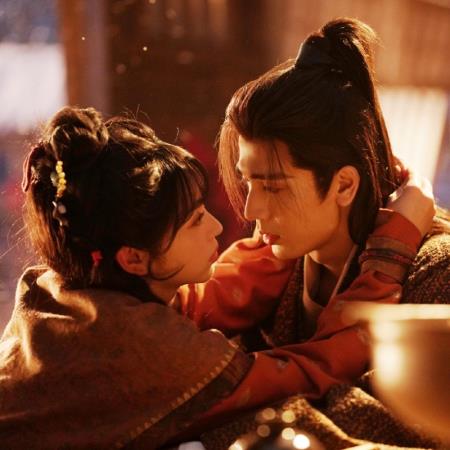 戲外比戲裡更甜！陸劇《逐玉》25個幕後花絮，田曦薇捏張凌赫下巴親超大聲