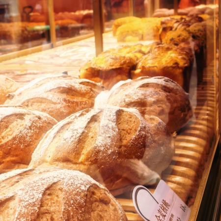 麵包烤越焦越香？營養師揭「加速老化元凶」警告4類烘焙品別再買