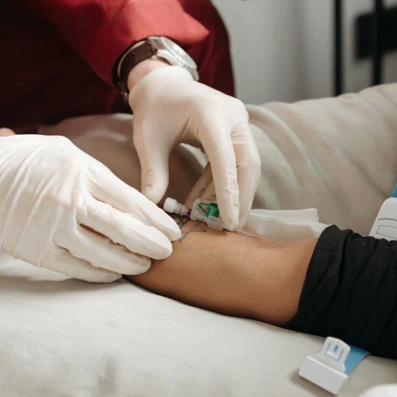 26歲女生「泡泡尿」拖到洗腎！醫師揭「狼瘡性腎炎」3大警訊